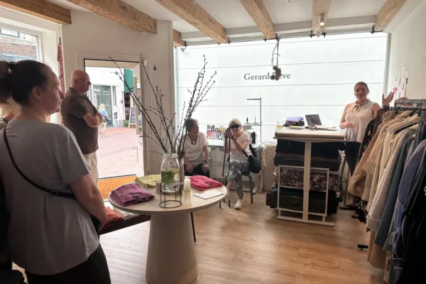 Anita de Goot vertelt in haar Atelier hoe zij kleding op maat maakt voor haar klanten, foto Janet van Huisstede IMG_8150 Anita de Goot vertelt in haar Atelier hoe zij kleding op maat maakt voor haar klanten, foto Janet van Huisstede IMG_8150