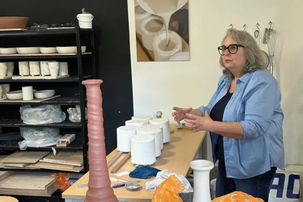 Anja Biene van 015keramiek vertelt hoe klei en energie op tal van manieren worden hergebruikt, foto Janet van Huisstede IMG_8117 Anja Biene van 015keramiek vertelt hoe klei en energie op tal van manieren worden hergebruikt, foto Janet van Huisstede IMG_8117