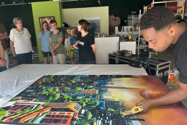 Bij Open Art Exchange maakt een kunstenaar uit Ivoorkust een kunstwerk met gebruikte toetsenbordjes van mobieltjes, foto Janet van Huisstede tIMG_8103 Bij Open Art Exchange maakt een kunstenaar uit Ivoorkust een kunstwerk met gebruikte toetsenbordjes van mobieltjes, foto Janet van Huisstede tIMG_8103