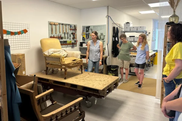 Maartje van de Water van Maart-werk meubelstoffering vertelt hoe zij meubelen recycelt, foto Janet van Huisstede IMG_8144 Maartje van de Water van Maart-werk meubelstoffering vertelt hoe zij meubelen recycelt, foto Janet van Huisstede IMG_8144