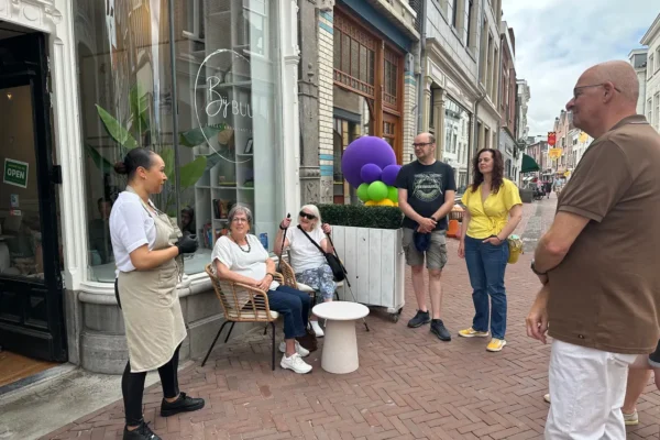 Nathalie vertelt voor de deur van Bij Buuf hoe zij voedingsverspilling tegen gaan, foto Janet van Huisstede IMG_8161 Nathalie vertelt voor de deur van Bij Buuf hoe zij voedingsverspilling tegen gaan, foto Janet van Huisstede IMG_8161